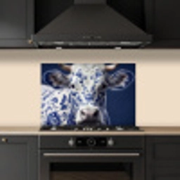 Koe - Delfts - Blauw - Artistiek keuken achterwand spatscherm klein -sfeer1