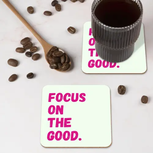 Focus on the good - Beige - Roze onderzetter kurk middel -sfeer2