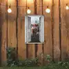 Oude deuren naar Schotse Hooglander tuinposter los doek klein -sfeer1