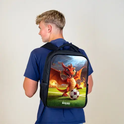 Rode draak voetbalt in zonnig stadion Rugzak - Zwart middel -sfeer8