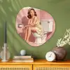Roze - Retro - Vrouw Wandcirkel Organisch Aluminium middel -sfeer2