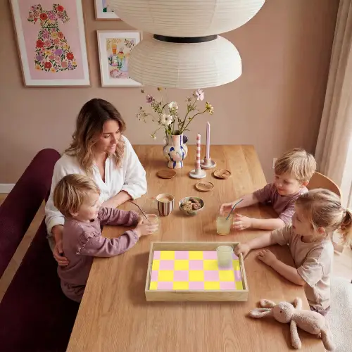 Schaakbord patroon - Geel - Roze - Blokjes Dienblad Rechthoek middel -sfeer4
