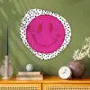 Smiley - Roze - Stippen Wandcirkel Organisch Aluminium middel -sfeer2