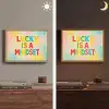Quote - Lucky - Regenboogkleuren Light Box met batterij (Wandlamp) middel -sfeer3