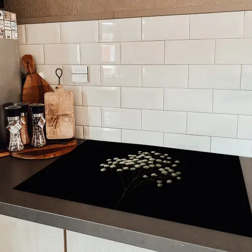 Gipskruid - Bloemetjes - Wit - Minimalistisch Inductie beschermer vinyl 3mm klein -sfeer3