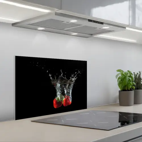 Aardbeien - Fruit - Water - Zwart - Rood keuken achterwand spatscherm klein -3d_schuin