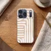 Aardetinten - Labyrintpatroon Telefoonhoesje iPhone 17 Pro klein -sfeer1
