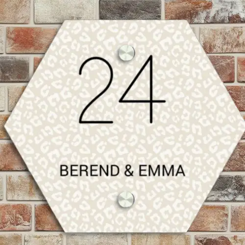 Beige panterprint - Klassiek Naambord Hexagon klein -sfeer2