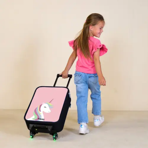 Cartoon unicorn met regenboogmanen Kinderkoffer - Zwart klein -sfeer1