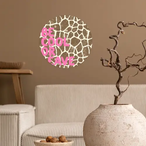 Tekst - Be cool or leave - Roze - Giraffenprint Wandcirkel behangsticker klein -sfeer1