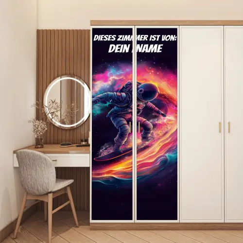 Astronaut surft durch das Weltall mit personalisierbarem Namensfeld. deurposter klein -sfeer3
