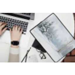 Bospad - Dennen - Sneeuw - Winter - Rustgevend laptophoes neopreen klein -bureau