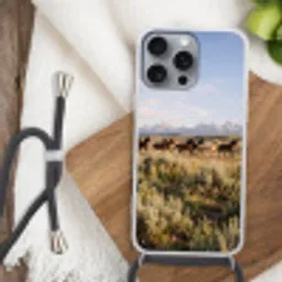 Paarden - Kudde - Bergen - Vrijheid - Wild Hoesje iPhone 16 Pro Max met koord klein -sfeer4