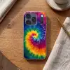 Regenboogkleuren - Spiraal - Kleurrijk Telefoonhoesje iPhone 17 Pro klein -sfeer1