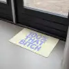 100% that bitch - Blauw - Wit Deurmat klein -sfeer2