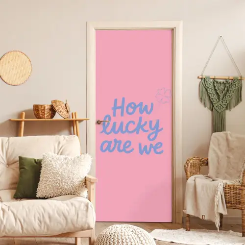 How lucky are we - Klavervier - Roze - Blauw deurposter klein -sfeer2