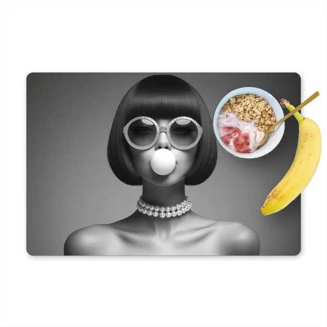 Vrouw - Zwart Wit - Ketting - Zonnebril Placemat vinyl groot -zzzproduct_Kitchenyeah-website