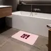 Nice - Uitroepteken - Roze Badmat klein -sfeer3