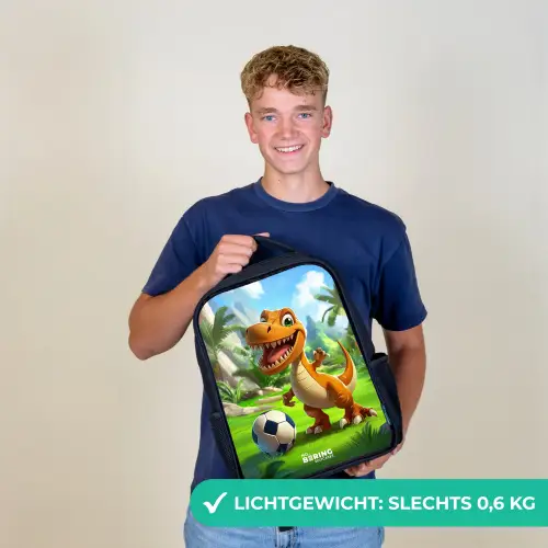 Dino met een voetbal in groen landschap Rugzak - Zwart middel -sfeer7_NL