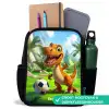 Dino met een voetbal in groen landschap Rugzak - Zwart middel -inhoud_NL