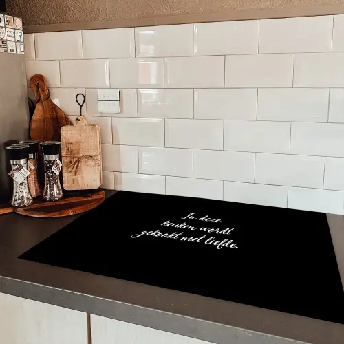 In deze keuken wordt gekookt met liefde - Koken - Spreuken - Quotes - Liefde Inductie beschermer vinyl 3mm klein -sfeer3