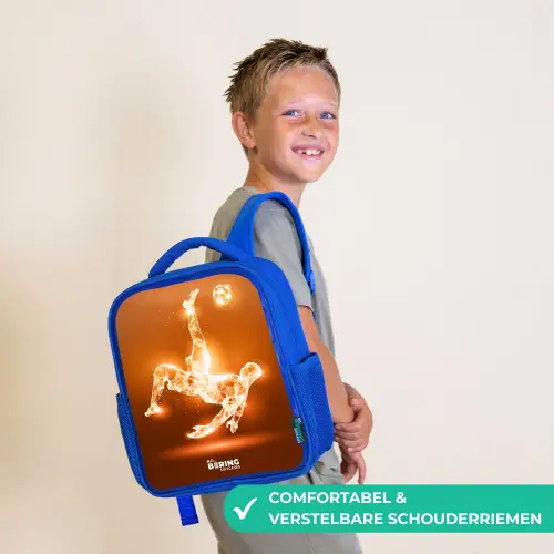 Oranje lichtvoetballer in zweefmoment Kinderrugzak - Blauw middel -sfeer3_NL