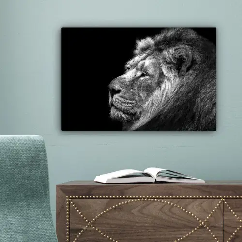 Leeuw tegen zwarte achtergrond in zwart-wit canvas 2cm klein -sfeer4