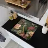 Groene papegaai - Kleurrijke bloemen - Donkere achtergrond Inductie beschemer met haakjes middel -sfeer1