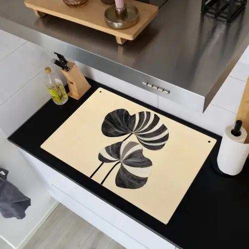 Zwart - Bladeren - Strepen - Minimalistisch Inductie beschemer met haakjes klein -sfeer1