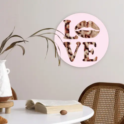 Tekst - Love - Pantervacht - Lichtroze Wandcirkel plexiglas klein -sfeer4