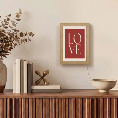 Love - Rood - Minimalistisch Light Box met kabel (Tafellamp) klein -sfeer2
