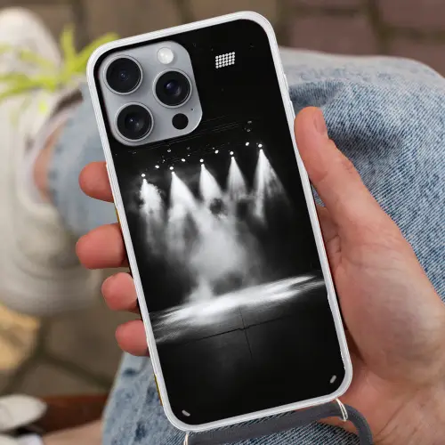 Theaterzaal - Mist - Spotlights - Zwart Hoesje iPhone 16 Pro Max met koord klein -sfeer3