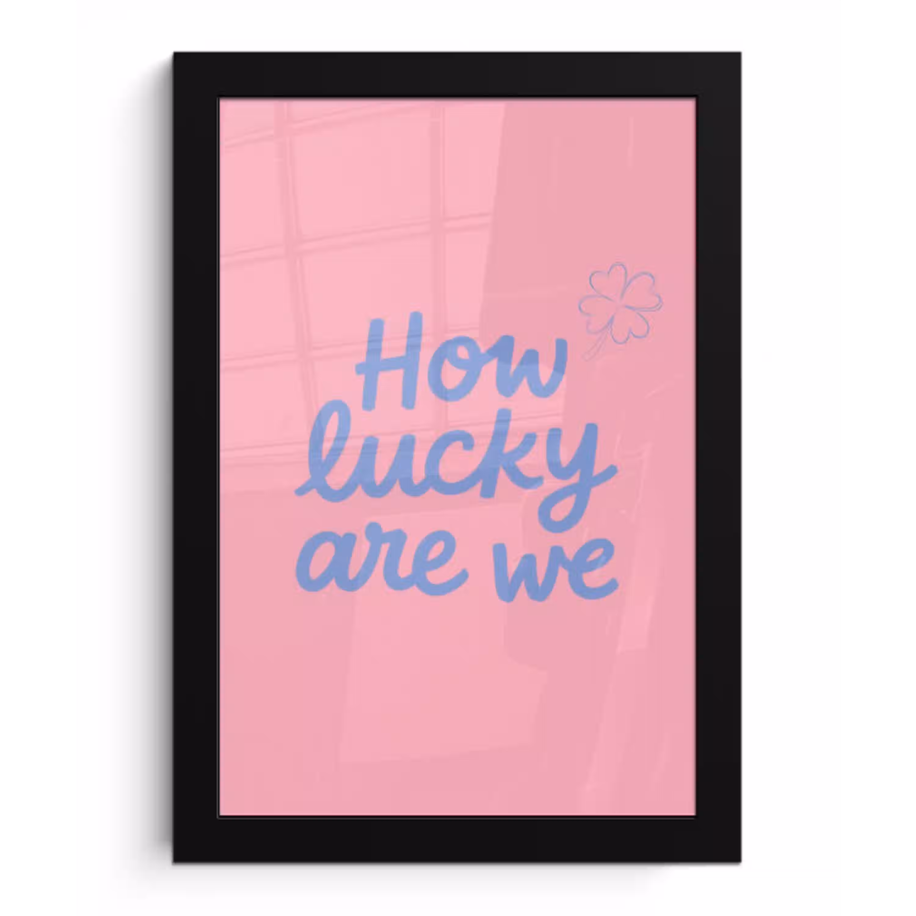 How lucky are we - Klavervier - Roze - Blauw fotolijst zwart zonder passe partout klein -3d
