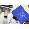 Blauw - I am that woman - Sierlijk - Minimalistisch laptophoes neopreen klein -bureau