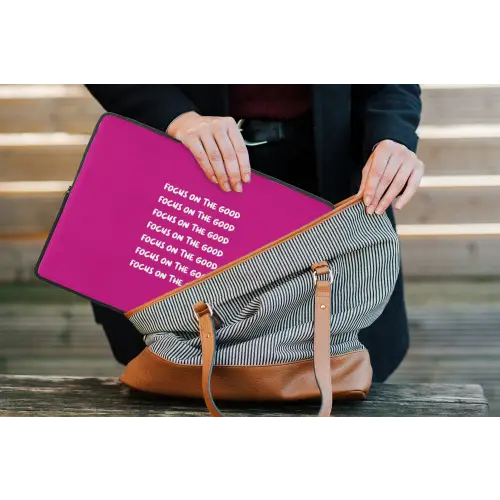 Focus on the good - Roze - wit laptophoes neopreen klein -tas