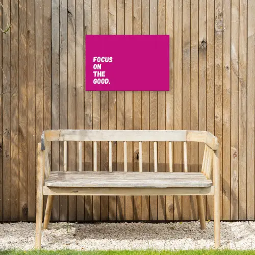 Focus on the good - Roze - Simple Tuinposter op houten frame 2 cm dik klein -sfeer4
