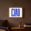 Ciao - Hoofdletters - Blauw - Minimalistisch Light Box met batterij (Wandlamp) middel -sfeer4
