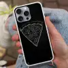 Pizzapunt - Toppings - Krijttekening Hoesje iPhone 16 Pro Max met koord klein -sfeer3