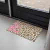 Tekst - Be cool or leave - Roze - Giraffenprint Deurmat klein -sfeer2