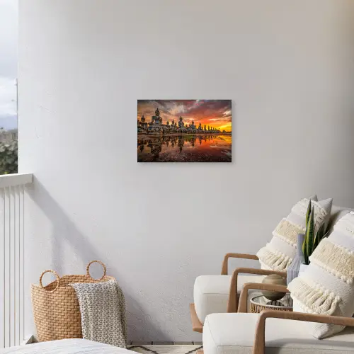 Rij van Boeddha-beelden bij zonsondergang Tuinposter op houten frame 2 cm dik klein -sfeer1