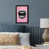 Mond - BLAH BLAH - Roze fotolijst zwart zonder passe partout klein -sfeer3