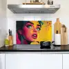 Close-up - Vrouwengezicht - Stippen - Geel Inductie beschemer met haakjes klein -sfeer2