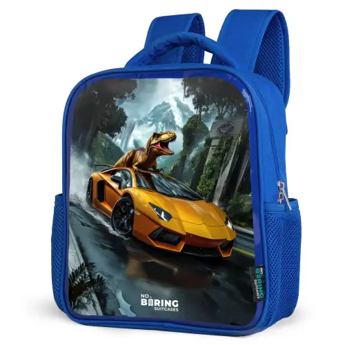 T-Rex op oranje sportauto in regenachtig woud Kinderrugzak - Blauw middel -schuin