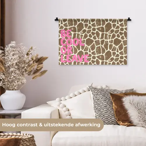 Tekst - Be cool or leave - Roze - Giraffenprint Wandkleed katoen klein -sfeer1