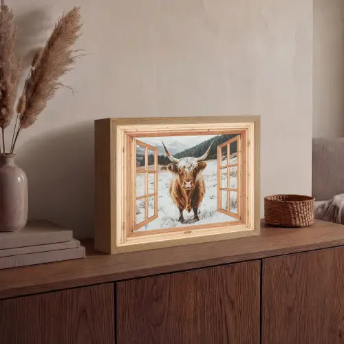 Schotse Hooglander - Landschap - Landelijk - Bergen - Winter - Doorkijk Light Box met batterij (Wandlamp) middel -sfeer2