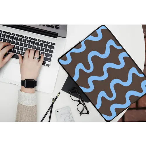 Kronkelende lijnen - Blauw - Bruin - Minimalistisch laptophoes neopreen klein 279 -bureau