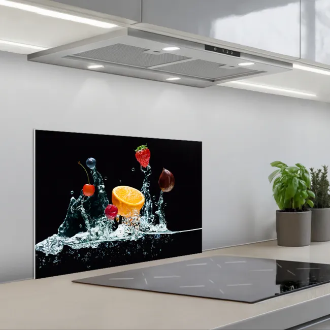 Water - Fruit - Sinaasappel - Aardbei - Kers - Zwart keuken achterwand spatscherm klein -3d_schuin