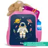 Astronaut - Planeet - Sterren - Raket Kinderrugzak - Roze middel -inhoud_NL