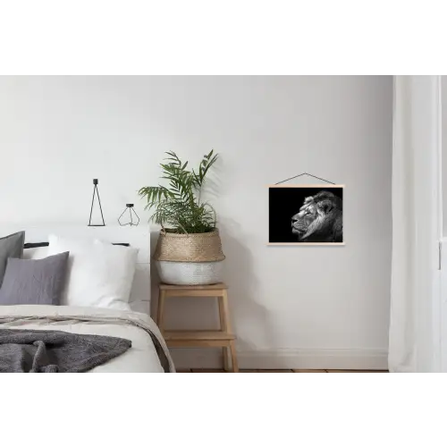 Leeuw tegen zwarte achtergrond in zwart-wit textielposter latten blank klein -woonkamer