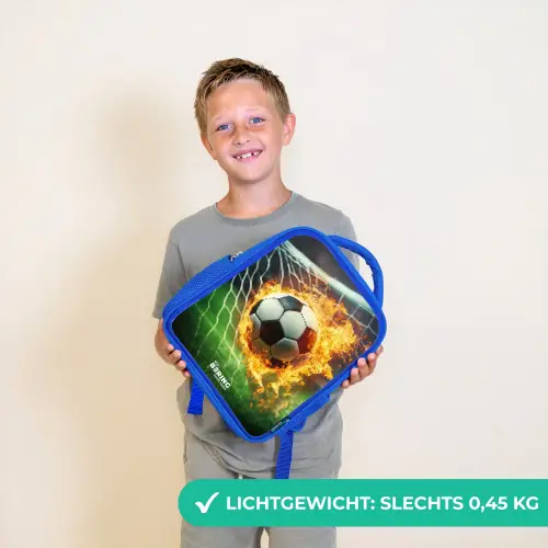 Vuurvoetbal in doelnet vastgelegd Kinderrugzak - Blauw middel -sfeer1_NL